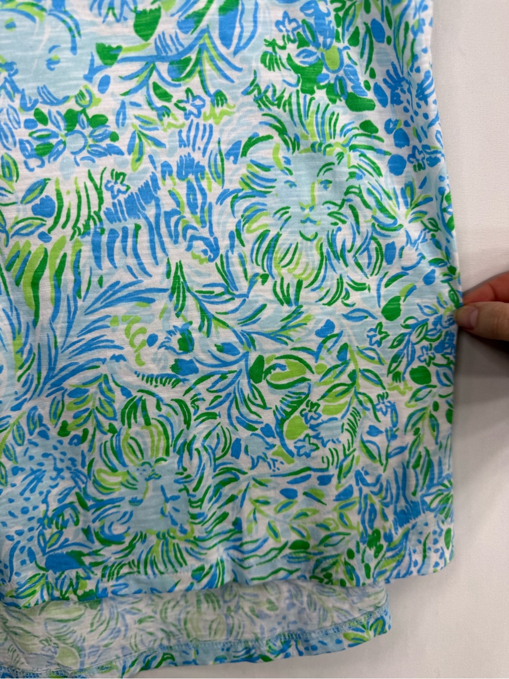 NWT Lilly Pulitzer Etta V-Neck Tee Dandy Lions Hydra Blue, size M - Picture 5 of 8